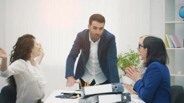 Masada oturan ofis çalışanlarının 4k yavaşlatılmış videosu.