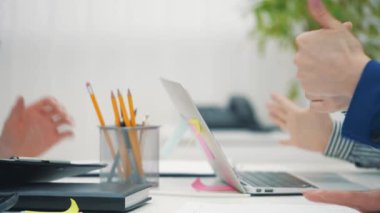 Kendine güvenen iş adamlarının işaret gösteren 4k yavaş videosu.