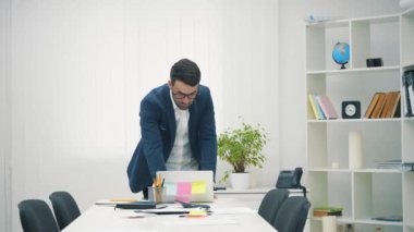 Takım liderinin ofiste fikirleri gösteren proje stratejisini sunduğu 4k yavaş çekim videosu.