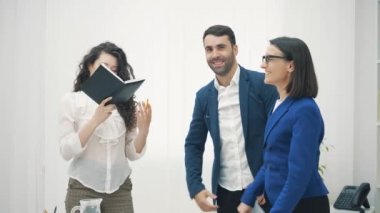 Başarılı yüz ifadeleri olan ofis çalışanlarının 4k yavaş çekim videosu.