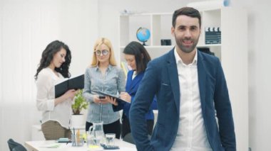 4k yavaş çekimde ofiste takım elbise giyen genç işletmecinin videosu..