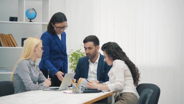 4k video dari rekan kerja bekerja sama di kantor berbicara bekerja sama di tempat kerja. — Stok Video