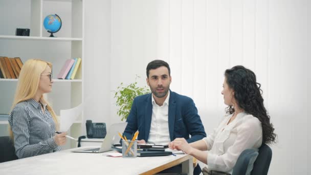 Vidéo 4k assis à la table de négociation exprimer sa gratitude à la réunion du bureau de l'équipe. — Video