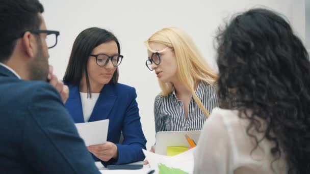 4k-Video vom Verhandlungstisch drückt Dankbarkeit beim Teambüro-Meeting aus. — Stockvideo