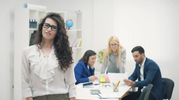 4k video de jefe de equipo masculino escuchando las ideas de los colegas. — Vídeos de Stock