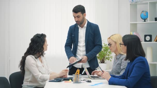 4k zpomalení videa obchodních lidí kolegy nebo partnery sedí u konferenčního stolu. — Stock video