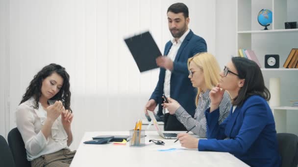 4k video en cámara lenta de colegas o socios de negocios sentados en la mesa de conferencias. — Vídeo de stock