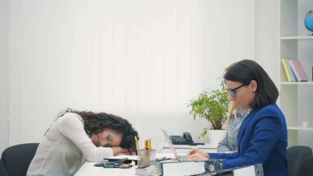 4k Zeitlupe Video von Büroangestellten am Tisch. — Stockvideo