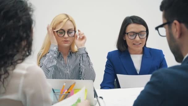 4k-Zeitlupenvideo von Kollegen, die im Büro zusammenarbeiten und miteinander reden. — Stockvideo