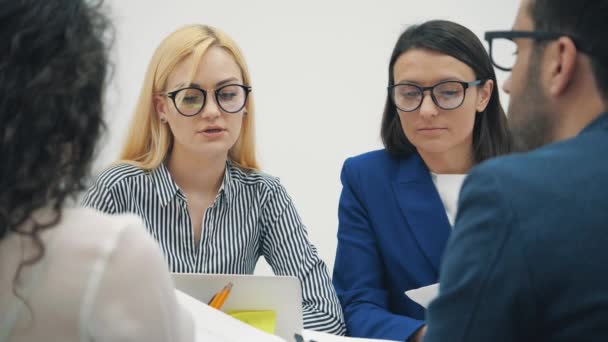 Vídeo em câmera lenta 4k de colegas funcionários que cooperam no escritório conversando trabalhando juntos no local de trabalho. — Vídeo de Stock