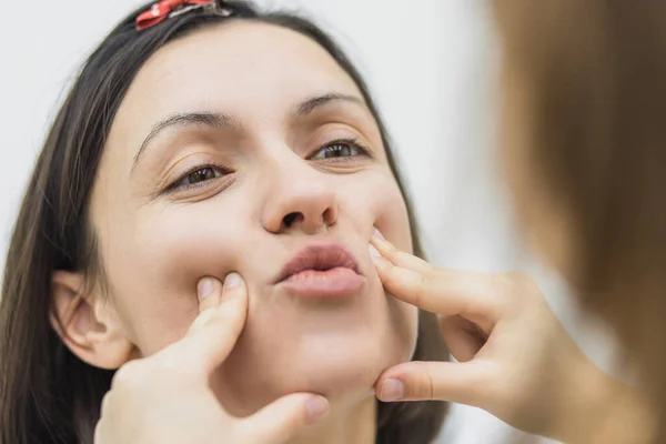 De cerca la foto de la joven hermosa madre con la cara sonriente. — Foto de Stock