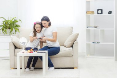 Makyaj fırçasıyla gülümseyen küçük bir kızın fotoğrafı..