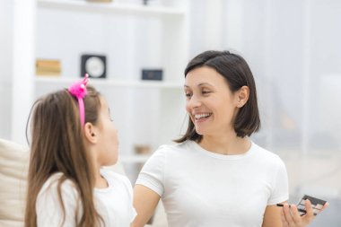 Anne ve kızı evde birlikte vakit geçiriyorlar..