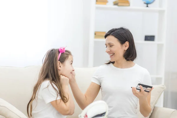 Mother and daughter spending time at home together. — Stock Photo, Image
