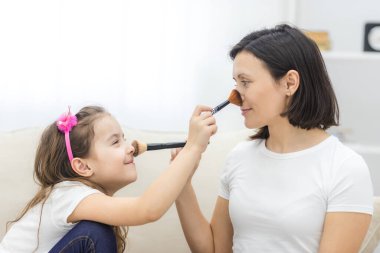 Anne-kız ilişkisinin fotoğrafı, makyaj yapmak..