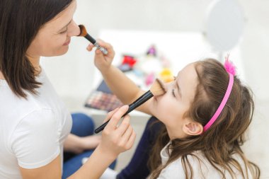 Anne-kız ilişkisinin fotoğrafı, makyaj yapmak..