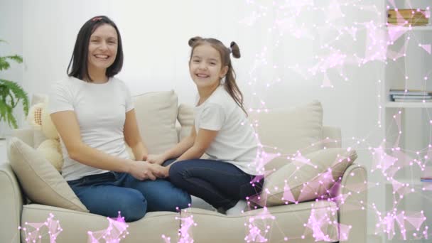 4k慢镜头：可爱可爱的女儿和年轻妈妈在家里亲吻和在沙发上玩耍. — 图库视频影像
