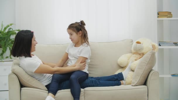 4k-Zeitlupenvideo von süßer kleiner Tochter, die Spaß mit erwachsener Mutter hat. — Stockvideo