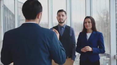 Patron kolajlarını tarif ediyor. Uzayı kopyala Arka plan bulanık. Kapatın. Dikiz aynası. 4K.