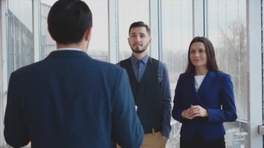 Patron kolajlarını tarif ediyor. Uzayı kopyala Astlar mutludur. Arka plan bulanık. Kapatın. Dikiz aynası. 4K.