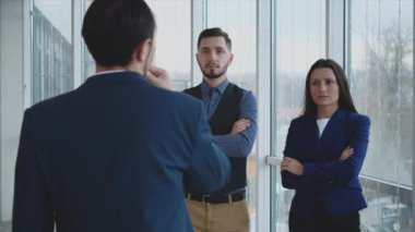 Patron kolajlarını tarif ediyor. Uzayı kopyala Astlar üzgün. Arka plan bulanık. Kapatın. Dikiz aynası. 4K.