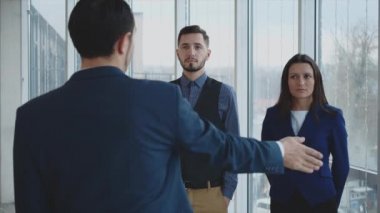 Patron kolajlarını tarif ediyor. Uzayı kopyala Astlar üzgün. Arka plan bulanık. Kapatın. Dikiz aynası. 4K.