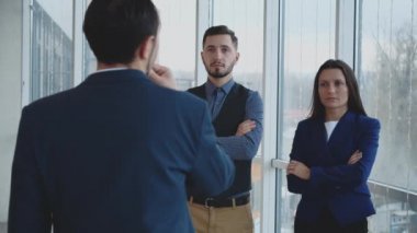 Patron kolajlarını tarif ediyor. Uzayı kopyala Astlar ciddidir. Arka plan bulanık. Kapatın. Dikiz aynası. 4K.