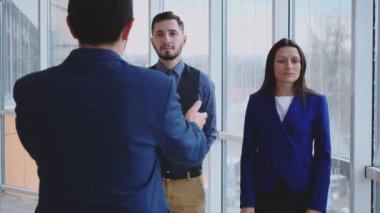 Patron kolajlarını tarif ediyor. Uzayı kopyala Astlar üzgün. Arka plan bulanık. Kapatın. Dikiz aynası. 4K.