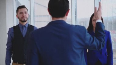 Patron kolajlarını tarif ediyor. Uzayı kopyala Patron astlarını azarlıyor. Arka plan bulanık. Kapatın. Dikiz aynası. 4K.