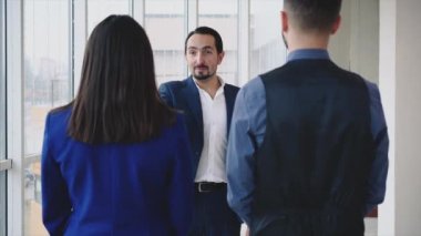 Patron kolajlarını tarif ediyor. Uzayı kopyala Patron astlarını azarlıyor. Arka plan bulanık. Kapatın. Dikiz aynası. 4K.