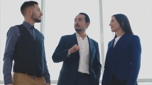 Manliga och kvinnliga företagare håller ihop sina händer. Lyckad överenskommelse. Uppfattat utrymme. suddig vit bakgrund. Närbild. 4K. — Stockvideo