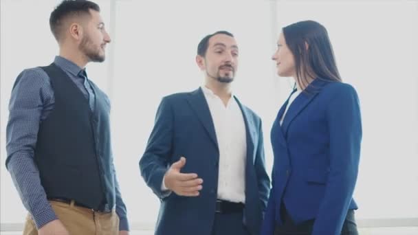 Los trabajadores de negocios masculinos y femeninos están poniendo sus manos juntas. Un acuerdo exitoso. Copiar espacio. Fondo blanco borroso. De cerca. 4K. — Vídeos de Stock