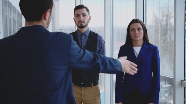 El jefe está dando instrucciones a sus compañeros. Copiar espacio. Los subordinados están molestos. Fondo borroso. De cerca. Vista trasera. 4K. — Vídeos de Stock