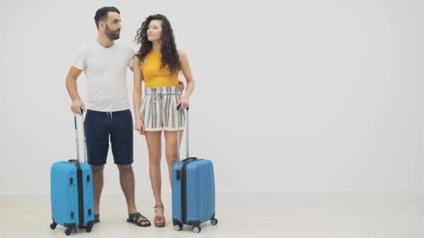 4k slowmotion video of young couple inviting to travel together. — Stock Video