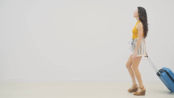 4k slow motion video de jóvenes amantes de la pareja caminando con sus maletas. — Vídeos de Stock