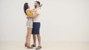 Biletleri olan neşeli genç çiftin 4K yavaş çekim videosu..