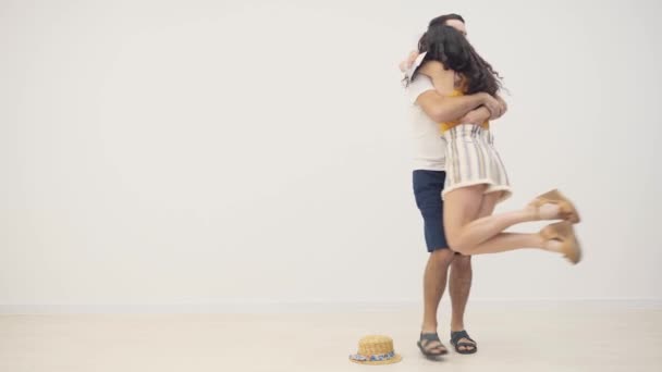 4k slow motion vídeo de casal abraçando uns aos outros. — Vídeo de Stock