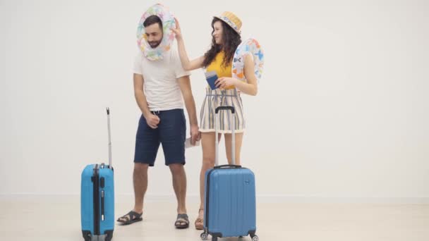4k spowolnienie wideo radosnej pary z walizkami na wakacje razem. — Wideo stockowe