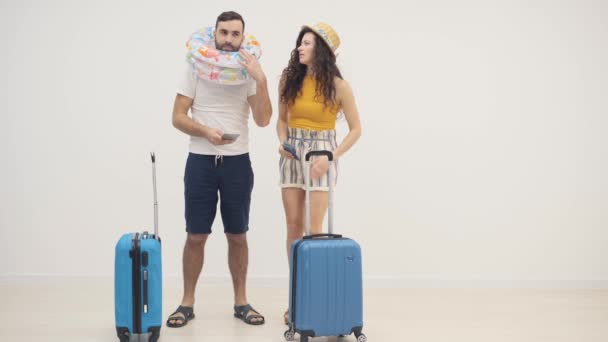 4k slow motion vídeo of couple planning to go to the seaside. — Vídeo de Stock