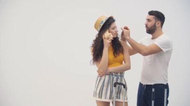 4k yavaş çekimde bir kadının, arkadaşıyla birlikte deniz kabuğunu kulağından tutarken videosu..