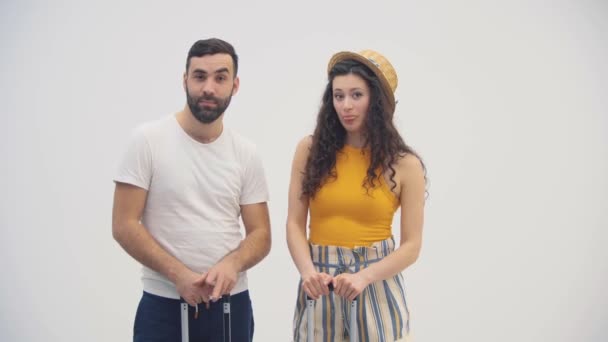 4k slow motion video de juguetona joven pareja con maletas en sus manos. — Vídeos de Stock