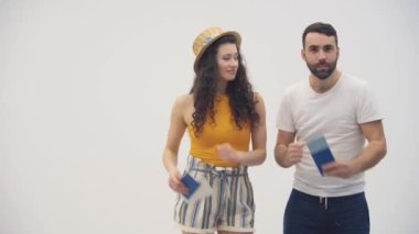 Hasır şapkalı, elinde pasaportlu, kocasıyla uçak biletleri olan mutlu bir kadının 4k yavaş videosu..