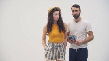 4k yavaş çekimde, ellerinde belgeler olan ve öpüşen çiftin videosu..