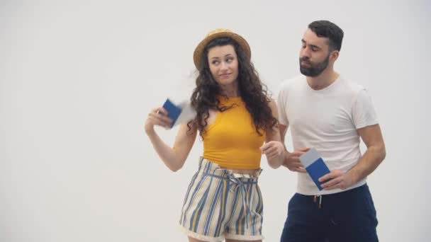 4k slowmotion video av lycklig kvinna i halm hatt innehav pass med flygbiljetter med sin man. — Stockvideo