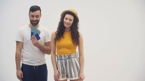 4k video gerakan lambat pasangan muda yang bahagia dengan paspor di tangan mereka. — Stok Video