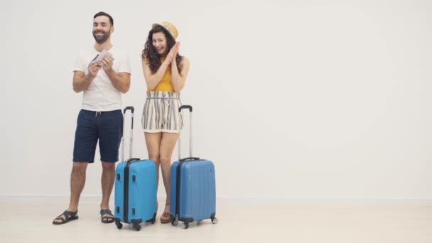 4k wideo radosnej pary z walizkami na wakacje razem. — Wideo stockowe