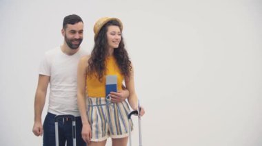 Güzel bir çiftin diğer insanlara yol verdiği 4k video..