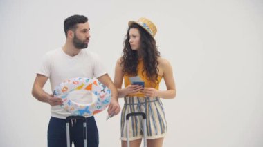 Çocukken araba kullanıyormuş gibi davranan komik çiftin 4K videosu. .