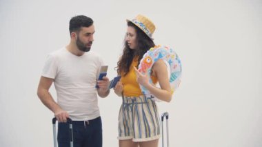 Havaalanında bavullu bir adam ve kadının 4K videosu..