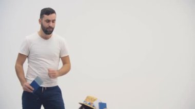 Hasır şapkalı neşeli bir kadının, elinde pasaportu ve erkeğiyle birlikte uçak biletleriyle 4K videosu..